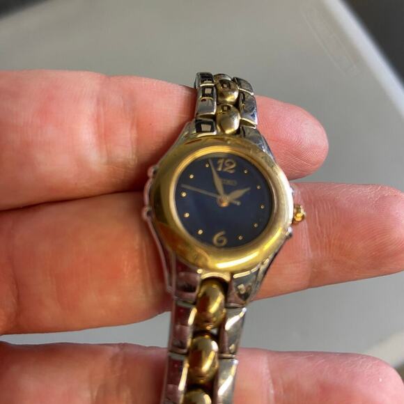 Vintage Women's Wristwatch Seiko , Carriage Lot of 02 Watches PARTS ONLY - Picture 2 of 5